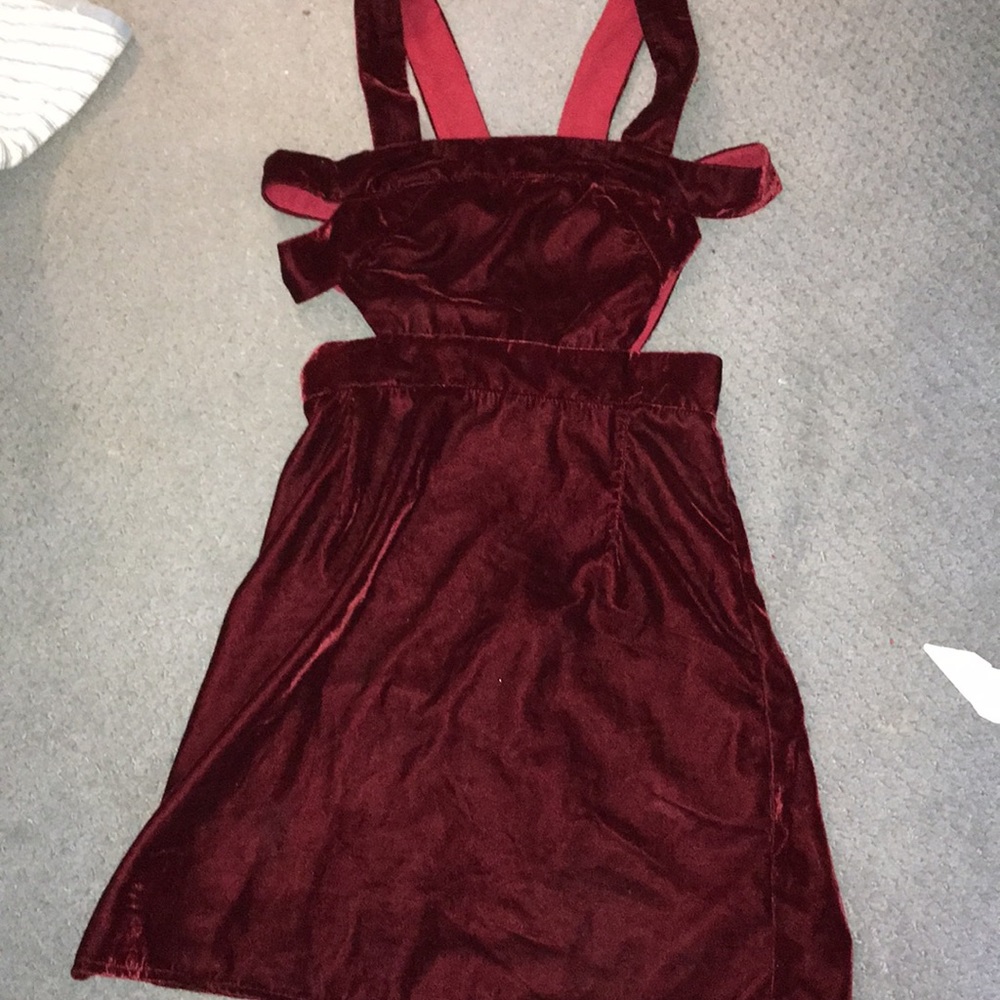 Red velvet cut out mini